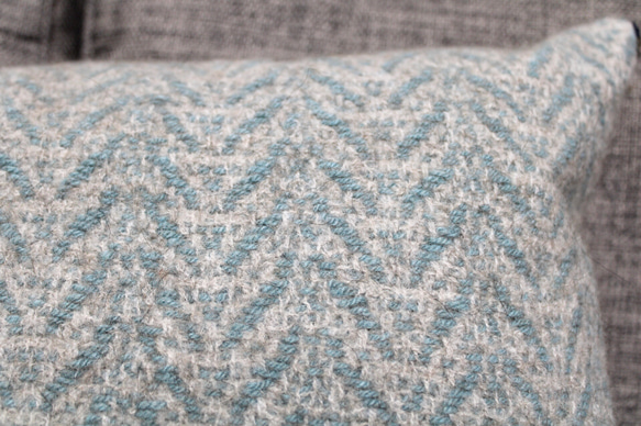 手織り生地のクッションカバー　ポッサム・メリノ・シルク　ミネラルブルー 2枚目の画像