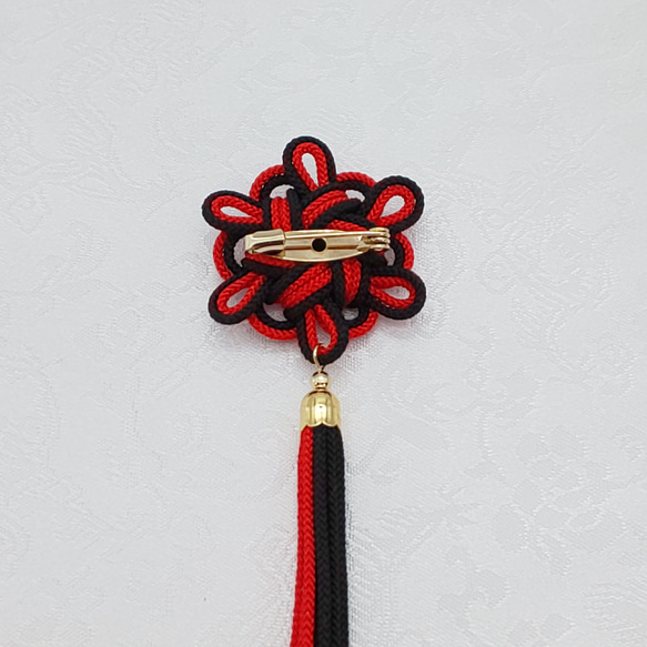 【受注制作】八重菊結びのタッセルブローチ（赤・レッド×黒・ブラック） 和風 中華風 チャイナ 中国結び 飾り結び 組紐 3枚目の画像
