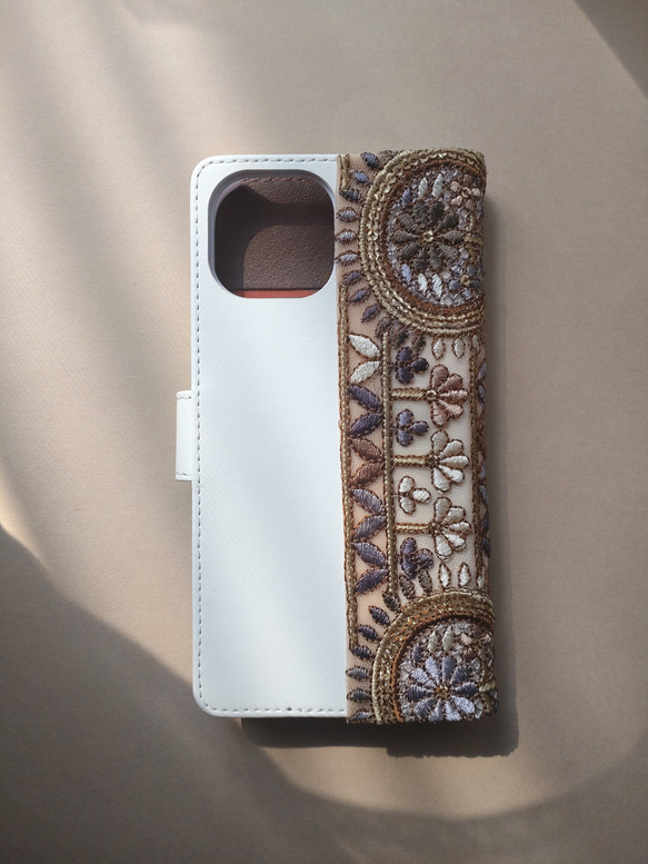 iPhone15 インド刺繍リボンの手帳型スマホケース アイフォンカバー/アイフォンスマホケース 2枚目の画像