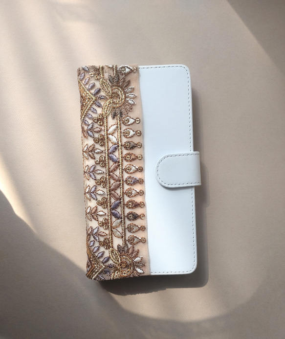 iPhone15 インド刺繍リボンの手帳型スマホケース アイフォンカバー/アイフォンスマホケース 1枚目の画像