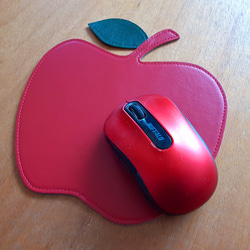 ＊リバーシブル＊りんごのマット・マウスパット[牛革：赤＊深緑] 1枚目の画像