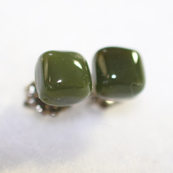 （1 件）帝王碧玉方形耳環（6 毫米，深綠色，鈦柱） 第3張的照片