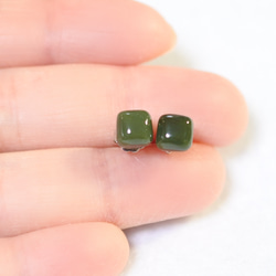 （1 件）帝王碧玉方形耳環（6 毫米，深綠色，鈦柱） 第4張的照片