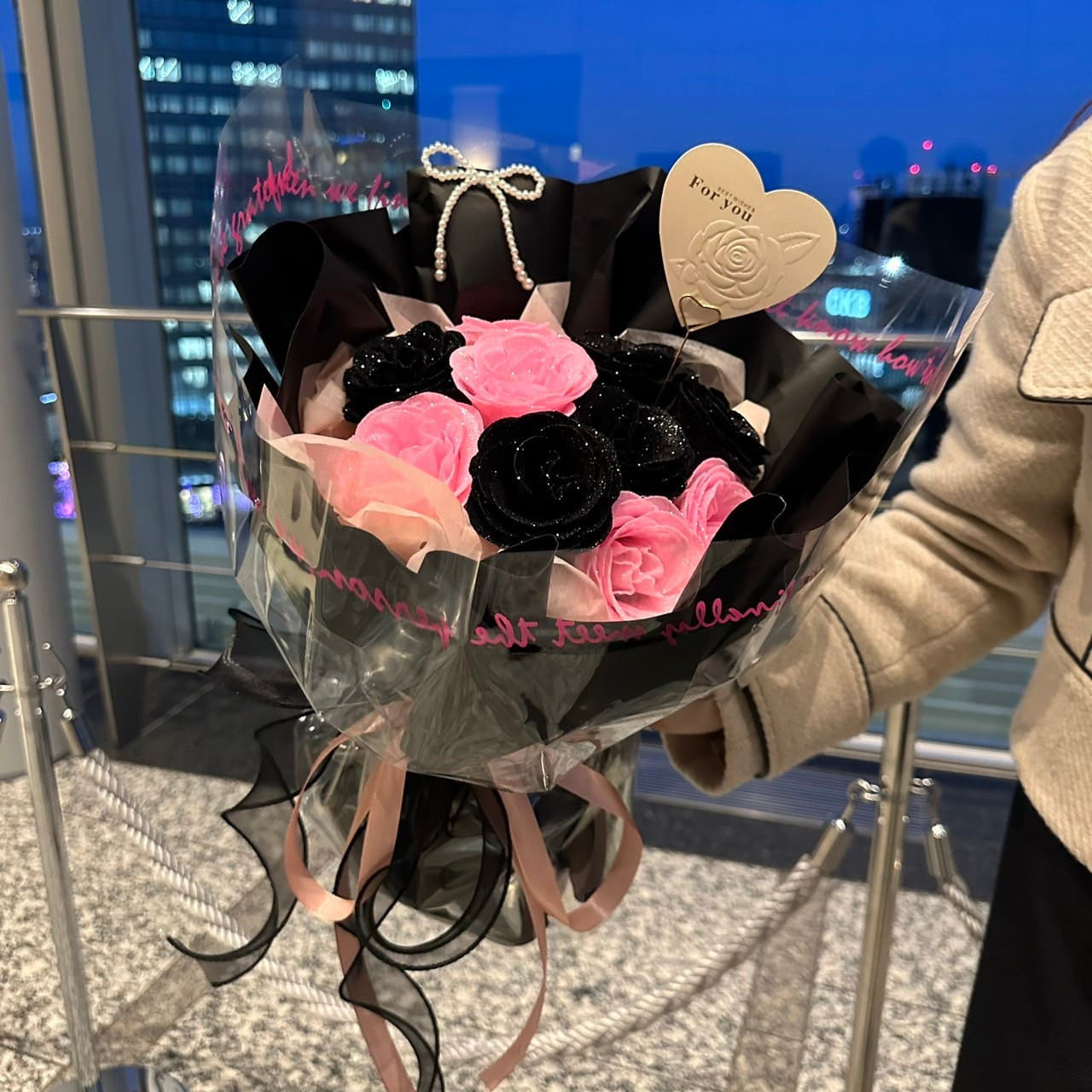 ピンク・黒色グリッターローズ使用　今流行りの包装紙ワンホンブーケを考えた花屋AlleyGiftが監修