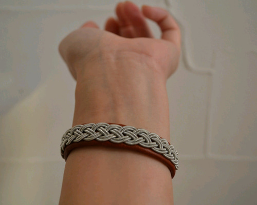 ミーツ　購入しないで下さい　ブレスレット サーミブレスレット／ボタンタイプ／レッドブラウン／四つ編みシンプル