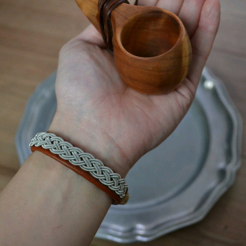 ブレスレット！　４つ☆‼ サーミブレスレット／ボタンタイプ／レッドブラウン／四つ編みシンプル