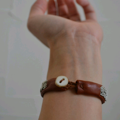 サーミブレスレット／ボタンタイプ／レッドブラウン／四つ編みシンプル