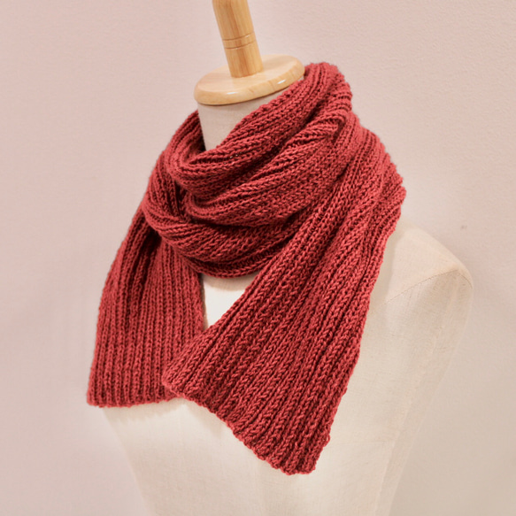 シンプルなリブ編みのマフラー ポッサム・メリノ・シルク毛糸 チェリー