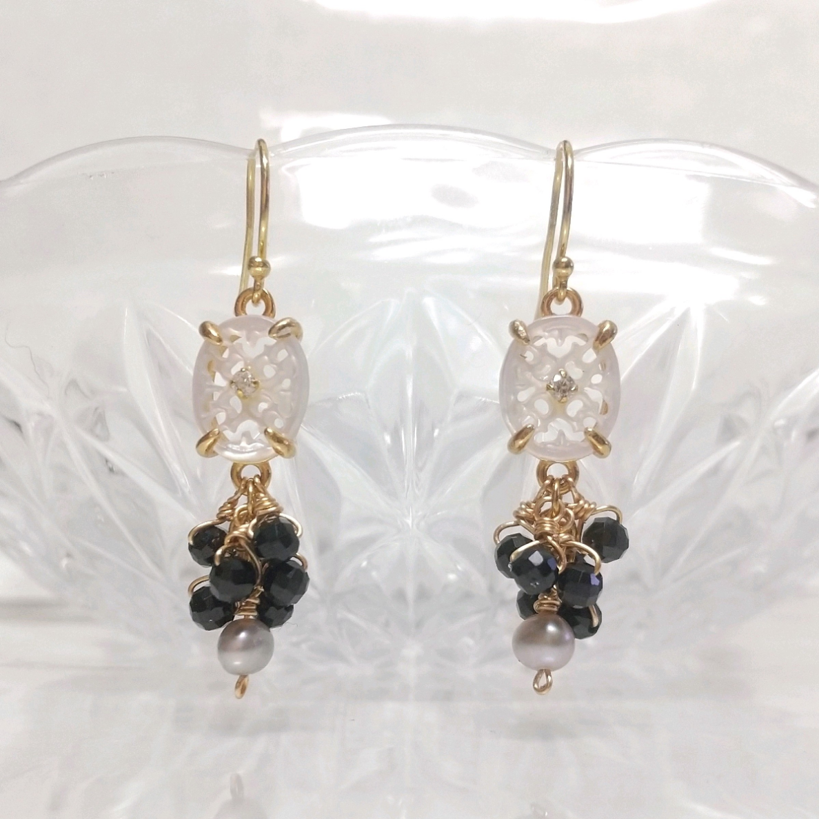 【silver K18gp】 レースの白蝶貝とブラックスピネルピアス