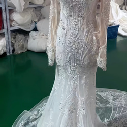 豪華ロングトレーン マーメイドドレス結婚式 長袖 背中見せ刺繍