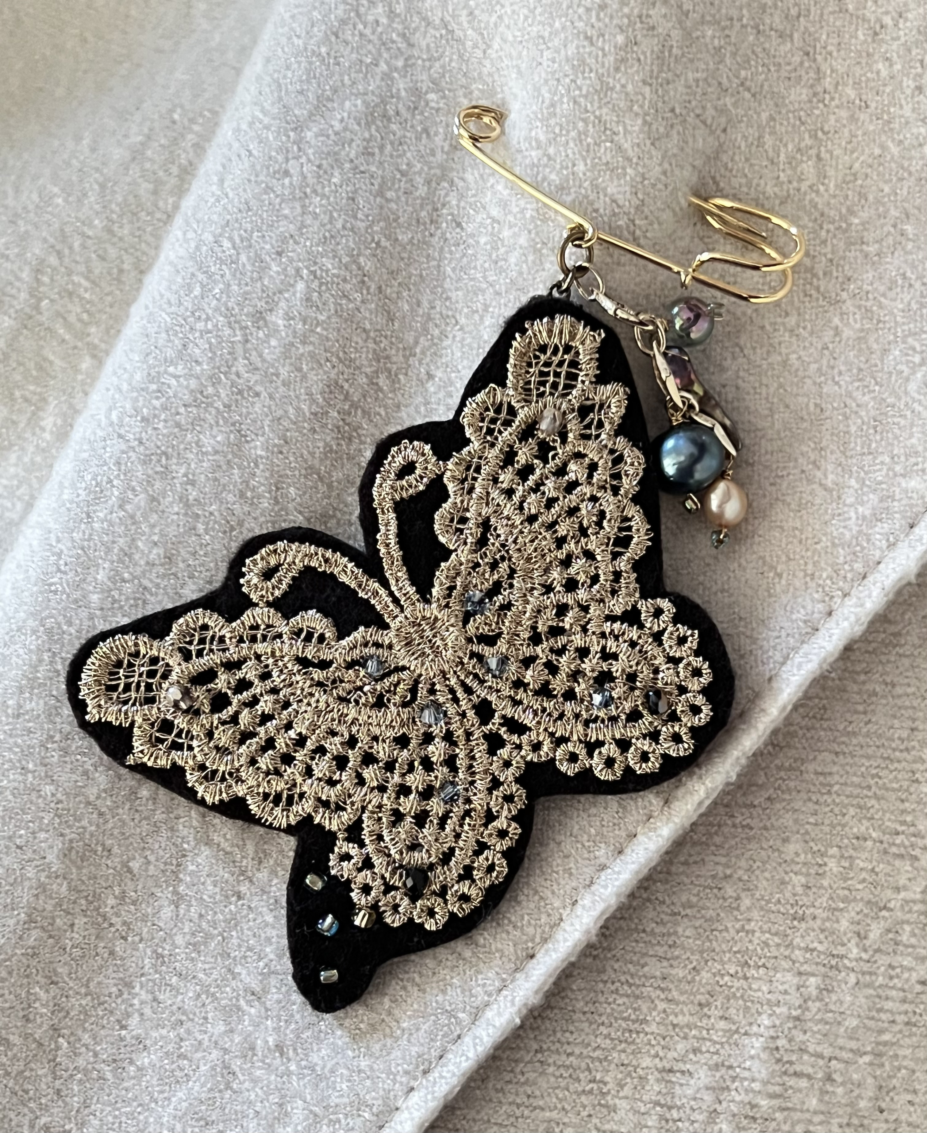 レース蝶と淡水パールのピンブローチ