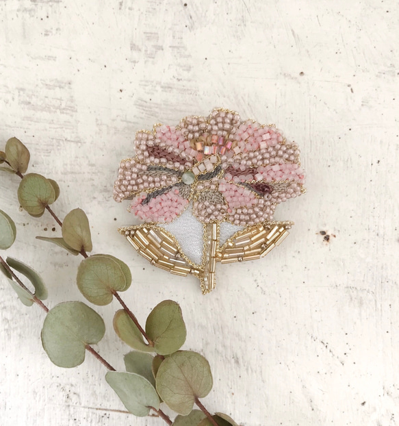 オートクチュールビーズ刺繍ブローチ　ジニアの花(ベージュピンク) 3枚目の画像