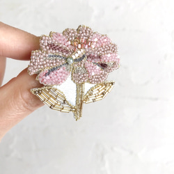 オートクチュールビーズ刺繍ブローチ　ジニアの花(ベージュピンク) 1枚目の画像