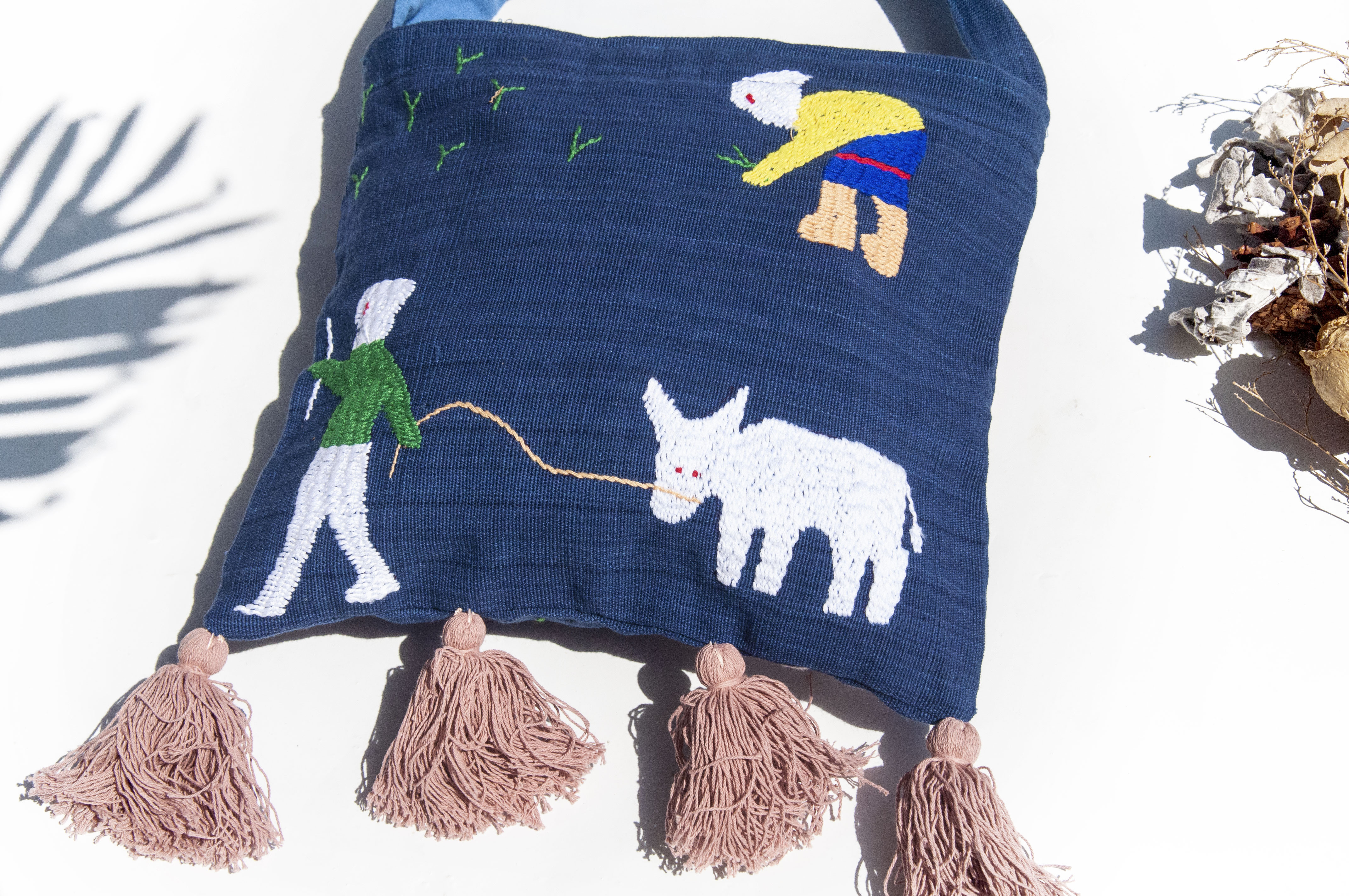 手刺繍と手縫いのショルダーバッグ　大きな株➕ 世界中の子供達 手刺繍と手縫いのショルダーバッグ 大きな株➕ 世界中の子供達