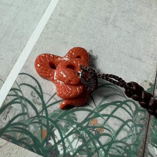 【最新入荷】 珊瑚根付= 干支・巳・へび・snake・高知県産モモイロサンゴ ネックレス・ペンダント