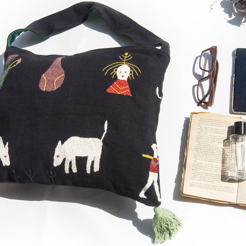 手刺繍と手縫いのショルダーバッグ　ハンドメイド 手縫いコットンハンドバッグ 刺繍トートバッグ 手刺繍ショルダー