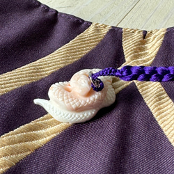 白蛇珊瑚彫刻根付・干支巳年・最高位紫色正絹シルク100％丈夫な紐・貴方の身代わりに… 10枚目の画像