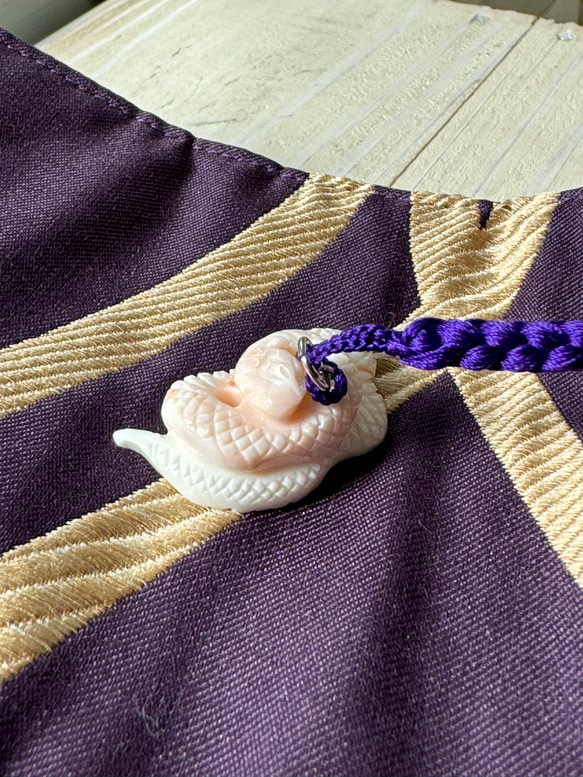 白蛇珊瑚彫刻根付・干支巳年・最高位紫色正絹シルク100％丈夫な紐・貴方の身代わりに… 10枚目の画像