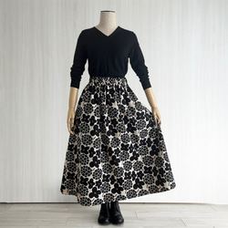 【日本/遠州】ギャザーフレアロング丈スカート_選べるスカート丈_綿麻_北欧風ブーケ柄 2枚目の画像