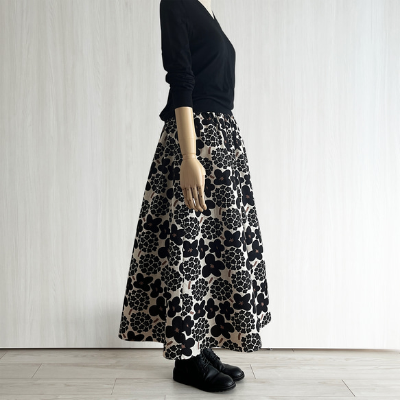 【日本/遠州】ギャザーフレアロング丈スカート_選べるスカート丈_綿麻_北欧風ブーケ柄 1枚目の画像