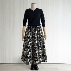 【日本/遠州】ギャザーフレアロング丈スカート_選べるスカート丈_綿麻_北欧風ブーケ柄 3枚目の画像