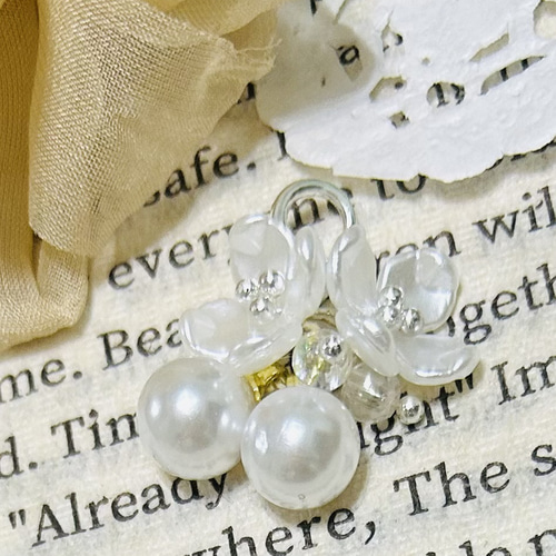 お花のアンブレラマーカー　チャーム 白いお花のめじるしアクセサリー アンブレラマーカー ペットボトル