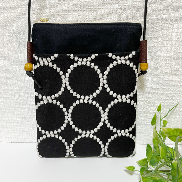 刺繍　サークル　ブラック　スマホショルダー　スマホポシェット　スマホポーチ　 2枚目の画像