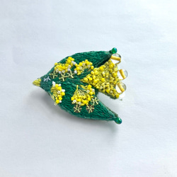 "mimoza " flower bird 刺繍鳥ブローチ　黄色いお花を纏う鳥ブローチ(ミモザ カラー) 10枚目の画像