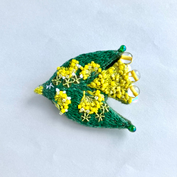 "mimoza " flower bird 刺繍鳥ブローチ　黄色いお花を纏う鳥ブローチ(ミモザ カラー) 2枚目の画像