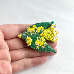 "mimoza " flower bird 刺繍鳥ブローチ　黄色いお花を纏う鳥ブローチ(ミモザ カラー) 15枚目の画像