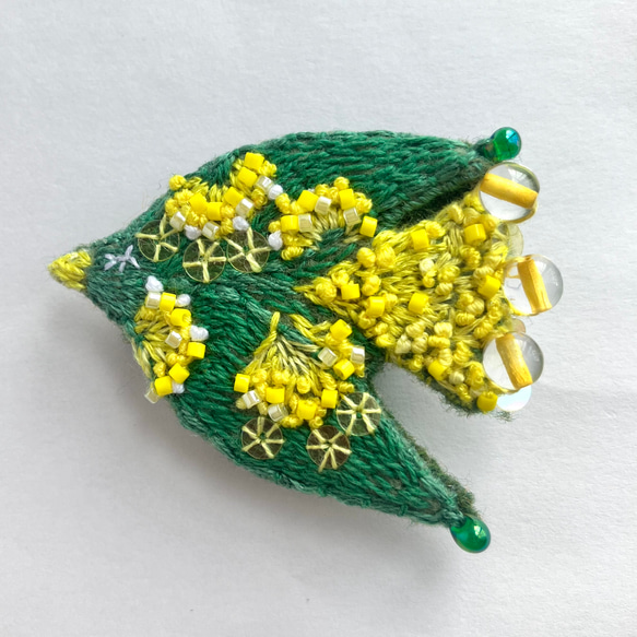 "mimoza " flower bird 刺繍鳥ブローチ　黄色いお花を纏う鳥ブローチ(ミモザ カラー) 9枚目の画像