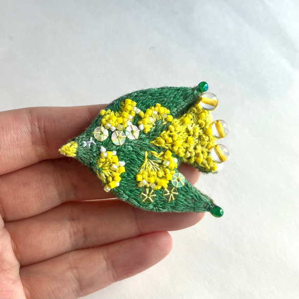"mimoza " flower bird 刺繍鳥ブローチ　黄色いお花を纏う鳥ブローチ(ミモザ カラー) 17枚目の画像