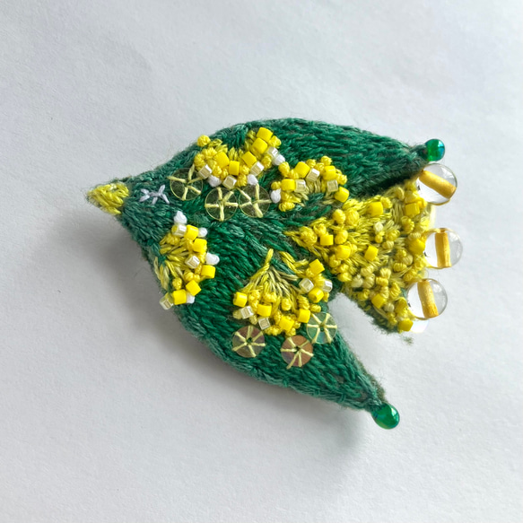 "mimoza " flower bird 刺繍鳥ブローチ　黄色いお花を纏う鳥ブローチ(ミモザ カラー) 14枚目の画像