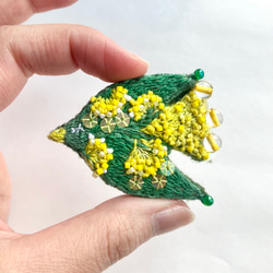 "mimoza " flower bird 刺繍鳥ブローチ　黄色いお花を纏う鳥ブローチ(ミモザ カラー) 8枚目の画像
