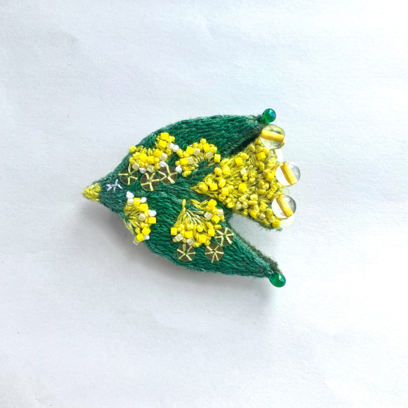 "mimoza " flower bird 刺繍鳥ブローチ　黄色いお花を纏う鳥ブローチ(ミモザ カラー) 1枚目の画像