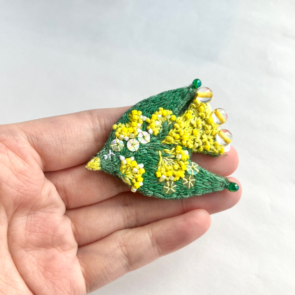 "mimoza " flower bird 刺繍鳥ブローチ　黄色いお花を纏う鳥ブローチ(ミモザ カラー) 4枚目の画像