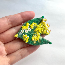 "mimoza " flower bird 刺繍鳥ブローチ　黄色いお花を纏う鳥ブローチ(ミモザ カラー) 11枚目の画像