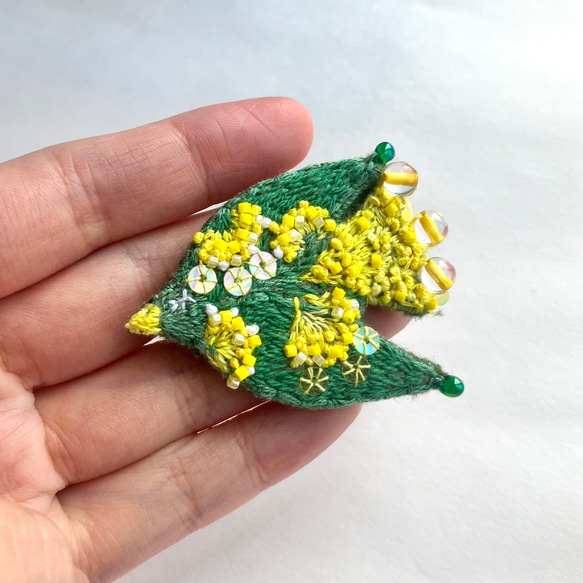 "mimoza " flower bird 刺繍鳥ブローチ　黄色いお花を纏う鳥ブローチ(ミモザ カラー) 11枚目の画像