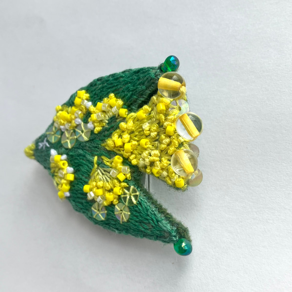 "mimoza " flower bird 刺繍鳥ブローチ　黄色いお花を纏う鳥ブローチ(ミモザ カラー) 16枚目の画像