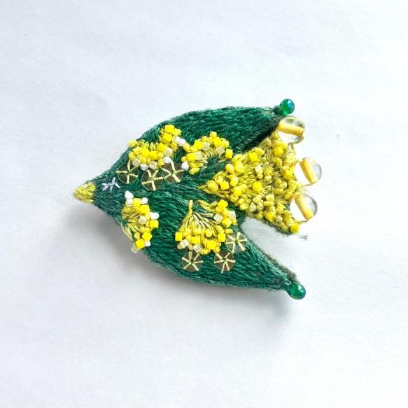 "mimoza " flower bird 刺繍鳥ブローチ　黄色いお花を纏う鳥ブローチ(ミモザ カラー) 13枚目の画像