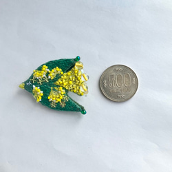"mimoza " flower bird 刺繍鳥ブローチ　黄色いお花を纏う鳥ブローチ(ミモザ カラー) 5枚目の画像