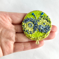 てふてふ　yellow & Blue 刺繍丸型ブローチ　円の中の蝶のブローチ 11枚目の画像