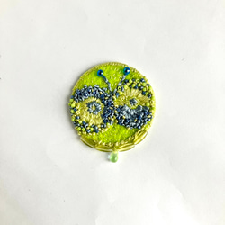 てふてふ　yellow & Blue 刺繍丸型ブローチ　円の中の蝶のブローチ 1枚目の画像