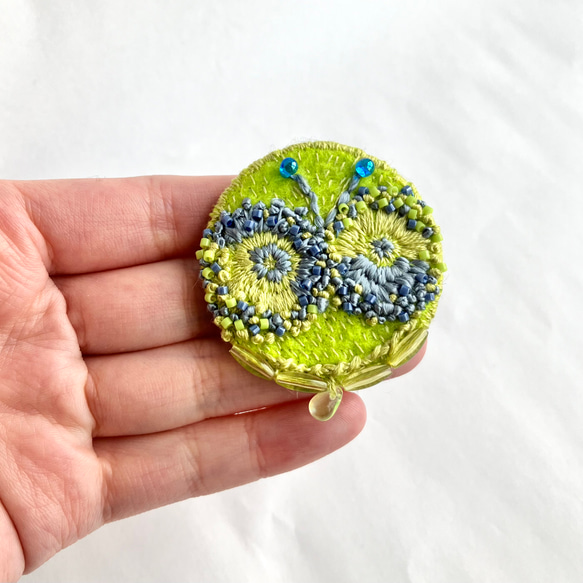 てふてふ　yellow & Blue 刺繍丸型ブローチ　円の中の蝶のブローチ 8枚目の画像