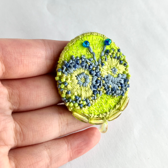 てふてふ　yellow & Blue 刺繍丸型ブローチ　円の中の蝶のブローチ 5枚目の画像