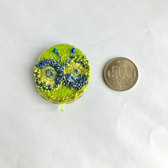 てふてふ　yellow & Blue 刺繍丸型ブローチ　円の中の蝶のブローチ 4枚目の画像