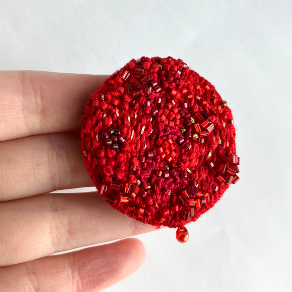 One color brooch "Mars" 赤い赤い刺繍丸型ブローチ 8枚目の画像