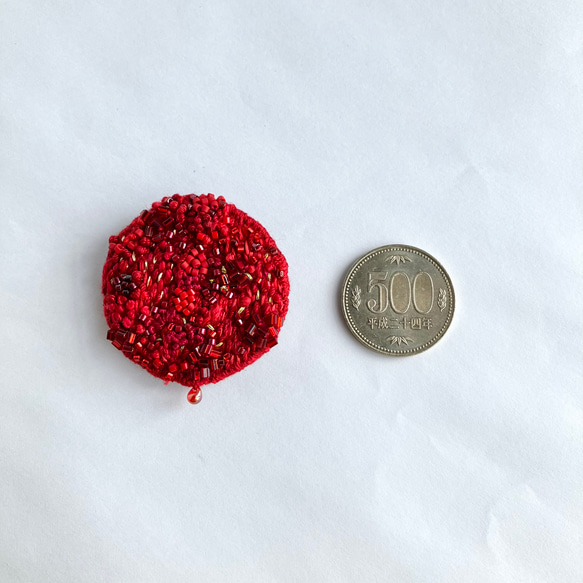 One color brooch "Mars" 赤い赤い刺繍丸型ブローチ 3枚目の画像