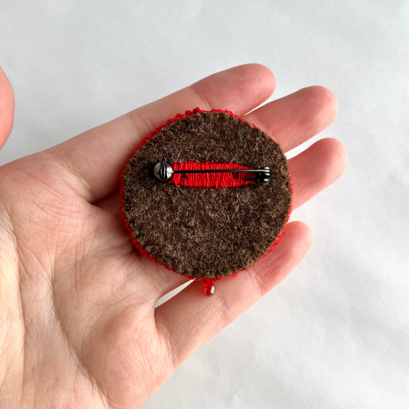 One color brooch "Mars" 赤い赤い刺繍丸型ブローチ 4枚目の画像
