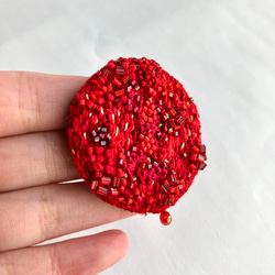 One color brooch "Mars" 赤い赤い刺繍丸型ブローチ 6枚目の画像